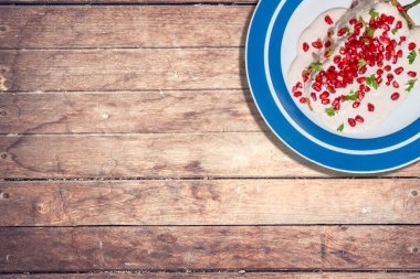 Chiles en Nogada 'nın en iyi manzarası, Meksika Bağımsızlık Günü' nde geleneksel bayram yemeği. Ceviz soslu yeşil biber, Meksika 'da yaygın yemek, kutlamalarda ve ulusal tatillerde. Boşluğu Kopyala