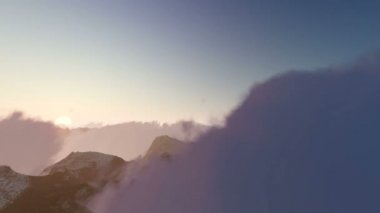 Dağ bulutlar gündoğumu doğru