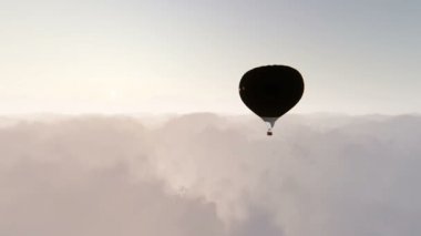 Bulutların üstünde tek balon
