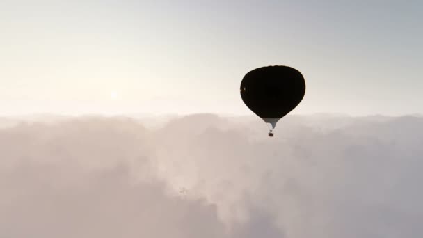 Einzelner Ballon über Wolken — Stockvideo