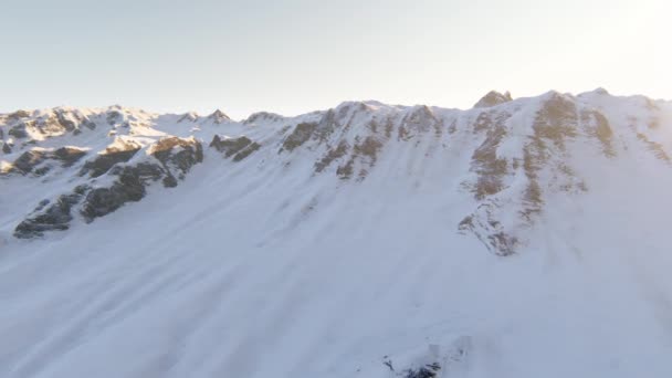 雪をかぶった山の上空飛行.  — 無料ストック動画