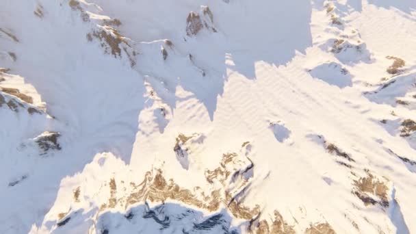 Vlucht over de met sneeuw bedekte bergen. — Stockvideo