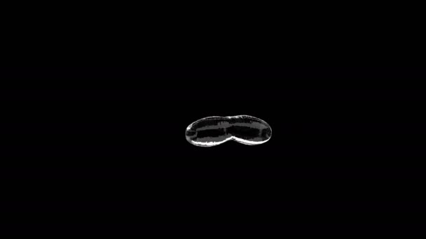 Salpicadura de agua transparente transparente en negro — Vídeo de stock