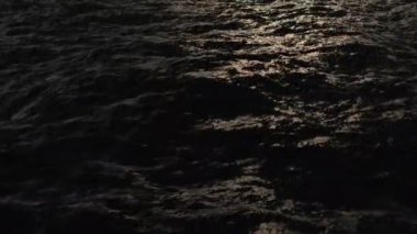 Fırtınalı bir okyanus yüzeyinin