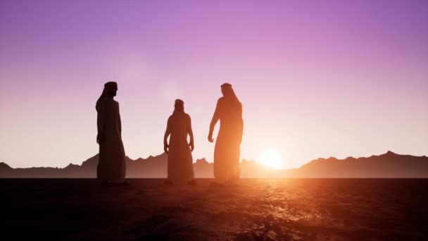 Les silhouettes de trois Arabes en dishdasha se parlent. Belle aube — Video