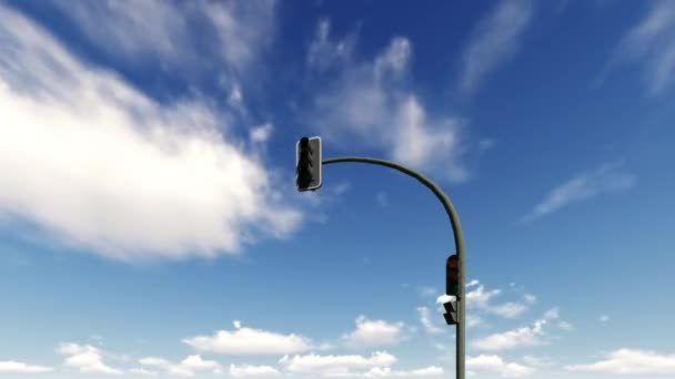 Semáforo en el fondo de nubes corriendo en un cielo azul — Vídeos de Stock