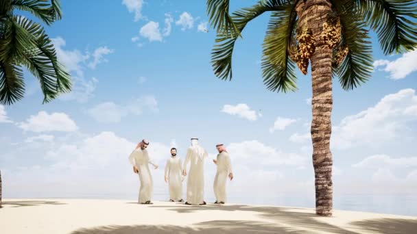Quatre hommes arabes parlent sur la plage avec des palmiers . — Video