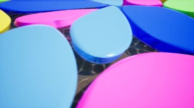 Su üzerinde plastik renk parçaları