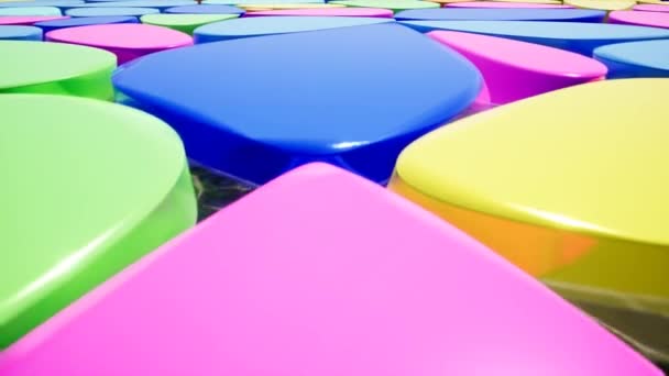 Kleur stukjes plastic op water — Stockvideo