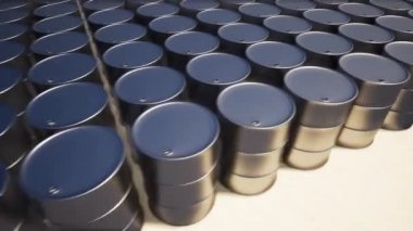 Metal petrol varil üzerinde kum