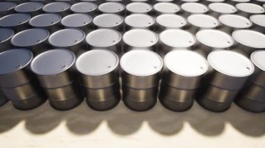 Metal petrol varil üzerinde kum