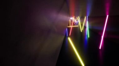 Floresan ultraviyole ışık, parlayan neon hatları, tünel içinde ileri ye doğru hareket, mavi pembe spektrum, modern renkli aydınlatma
