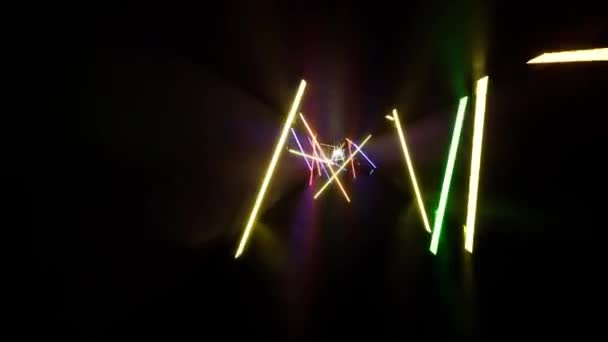 Fluoreszierendes ultraviolettes Licht, leuchtende Leuchtlinien, sich im Tunnel vorwärts bewegend, blaurosa Spektrum, moderne bunte Beleuchtung — Stockvideo
