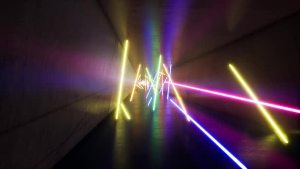 Fluoreszierendes ultraviolettes Licht, leuchtende Leuchtlinien, sich im Tunnel vorwärts bewegend, blaurosa Spektrum, moderne bunte Beleuchtung — Stockvideo