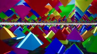 Parlak renklerde soyut kayan üçgenlerin 3d animasyon.