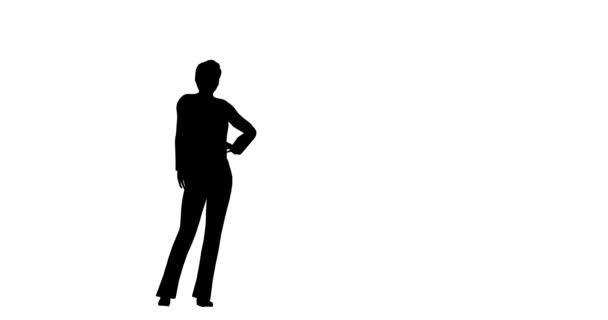 Силуэт женщины, стоящей на белом фоне — стоковое видео