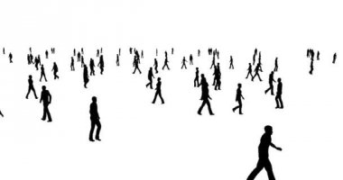 Bir grup insan siluetleri beyaz bir arka plan üzerinde yürüyor.
