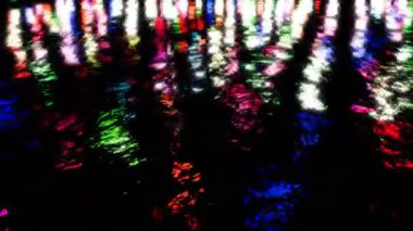 Su üzerinde parlayan renk ışıkları