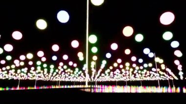 Su üzerinde parlayan renk ışıkları