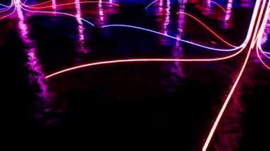 Su üzerinde parlayan renk ışıkları