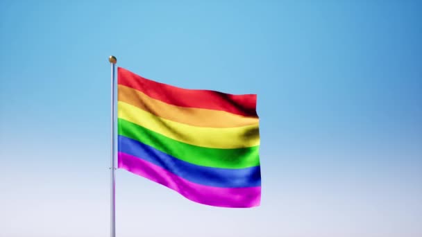 La bandera del arco iris, la bandera del orgullo LGBT o la bandera del orgullo gay ondeando al viento en el cielo azul claro — Vídeo de stock