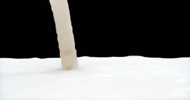 Bir süt akıntısı dökülüyor.