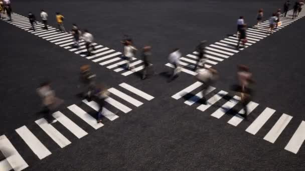 Люди, що рухаються по вулиці, переглядають реалістичні кадри — стокове відео