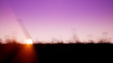 Akşam gökyüzü ve alan araba pencere görünümü görüntüleri