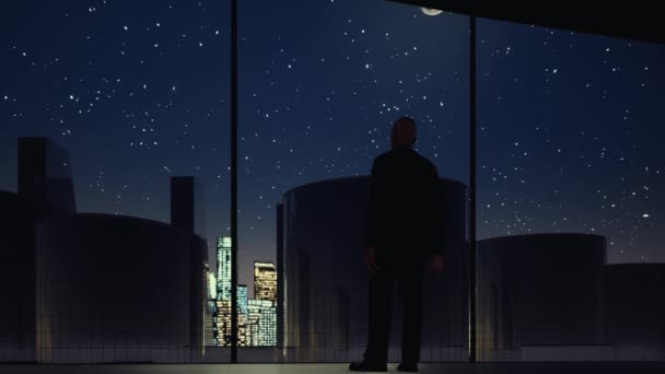 Мужчина смотрит в окно офиса на ночные кадры — стоковое видео