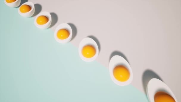 黄蛋蛋黄特写.裂开的蛋食物自然概念。顶部视图. — 图库视频影像