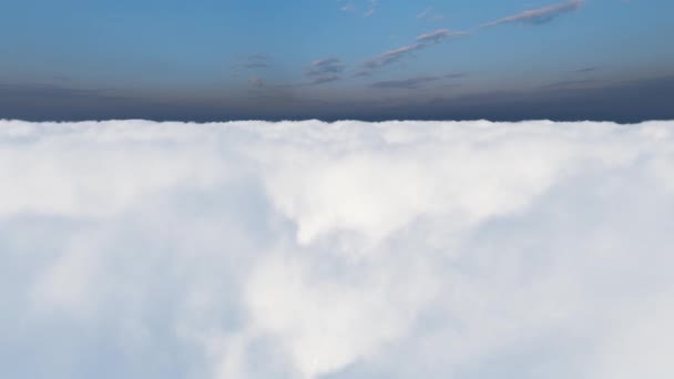 Летающие над облаками Красивая голубая антенна на светлом фоне. Наружный пейзаж. Солнечный день. Вид сверху. Панорамный вид. Облака неба . — стоковое видео