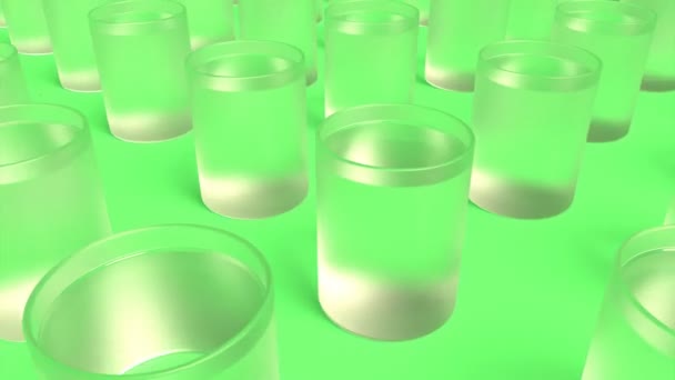 Verre de vodka sur vert capable de boucler sans couture — Video