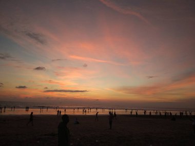     Günbatımında gökyüzü, okyanus, sahil