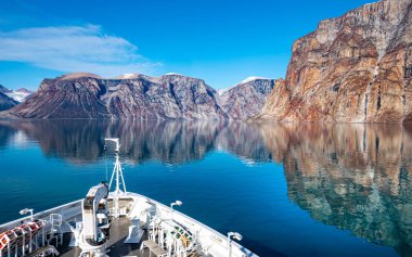 Dağların yansıması, Sam Ford Fjord, Baffin denizi, Arctic Canada, Nunavut
