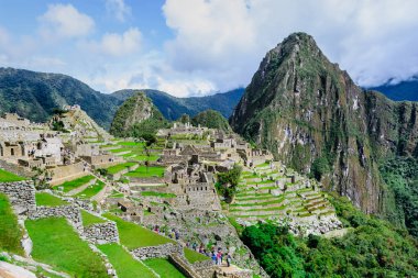 Peru 'daki Machu Picchu. Kayıp şehir İnka İmparatorluğu Unesco 'nun mirası. Mavi gökyüzü ve bulutlarla güneşli bir yaz günü