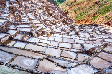 And Dağları 'ndaki Maras' ın tuzlu teraslarının manzarası Cusco, Peru, Kutsal Vadi bölgesinde.