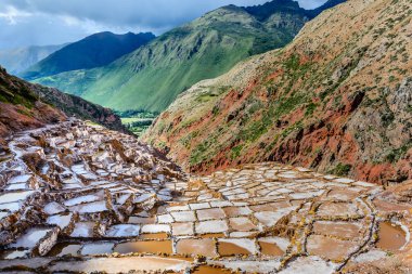 And Dağları 'ndaki Maras' ın tuzlu teraslarının manzarası Cusco, Peru, Kutsal Vadi bölgesinde.
