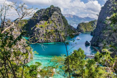 Kayalıklı tropik turkuaz göl ve Kayangan Gölü, Coron, Palawan, Filipinler yakınlarında geleneksel tekneler.