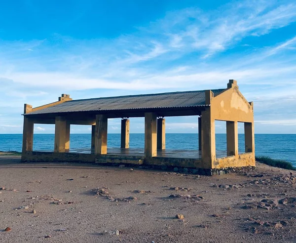 Schöne Ansicht Eines Zerstörten Gebäudes Strand Von Manapad Aufgenommen Abend — Stockfoto