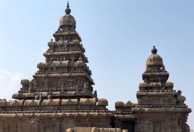 Hindistan, Tamilnadu, Mahabalipuram 'daki kıyı tapınağı. Mahabalipuram 'daki Eserler Grubu' ndan biridir ve UNESCO Dünya Mirası olarak sınıflandırılmıştır. Sahil tapınağı en eski yapıdır..
