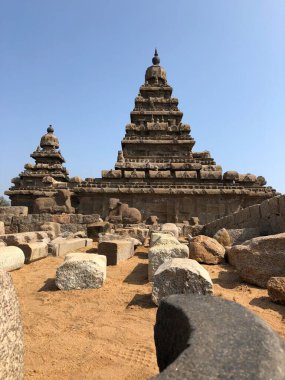 Hindistan, Tamilnadu, Mahabalipuram 'daki kıyı tapınağı. Mahabalipuram 'daki Eserler Grubu' ndan biridir ve UNESCO Dünya Mirası olarak sınıflandırılmıştır. Sahil tapınağı en eski yapıdır..
