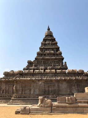Hindistan, Tamilnadu, Mahabalipuram 'daki kıyı tapınağı. Mahabalipuram 'daki Eserler Grubu' ndan biridir ve UNESCO Dünya Mirası olarak sınıflandırılmıştır. Sahil tapınağı en eski yapıdır..