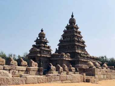 Hindistan, Tamilnadu, Mahabalipuram 'daki kıyı tapınağı. Mahabalipuram 'daki Eserler Grubu' ndan biridir ve UNESCO Dünya Mirası olarak sınıflandırılmıştır. Sahil tapınağı en eski yapıdır..