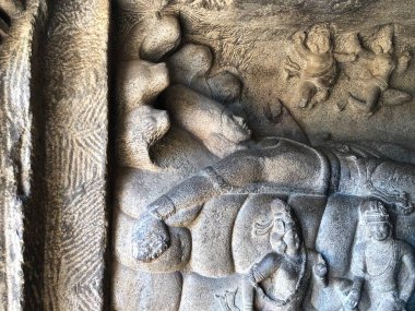 Mahabalipuram, Tamil Nadu, Hindistan 'daki anıtsal mağara tapınaklarında önemli ölçüde tanrı, insan ve hayvan heykelleri oyulmuştur.