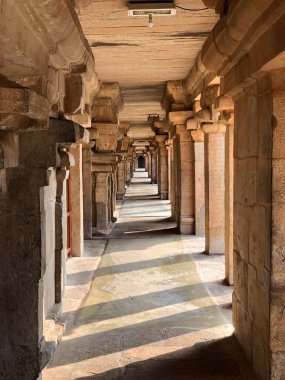 Thanjavur, Tamil Nadu 'daki Brihadeeswarar tapınağı. Bu, Dravidian mimarisi tarzında inşa edilmiş Hindu tapınağı. Bu tapınak Lord Shiva 'ya adanmıştır ve bir UNESCO Dünya Mirası Alanıdır..