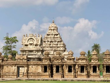 Kanchi Kailasanathar tapınağı Kancheepuram 'da. Pallava mimarisi tarzında M.S. 700 yılında Narasimhavarman-II tarafından inşa edilen en eski yapılardan biridir..