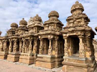 Kanchi Kailasanathar tapınağı Kancheepuram 'da. Pallava mimarisi tarzında M.S. 700 yılında Narasimhavarman-II tarafından inşa edilen en eski yapılardan biridir..