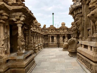 Kanchi Kailasanathar tapınağı Kancheepuram 'da. Pallava mimarisi tarzında M.S. 700 yılında Narasimhavarman-II tarafından inşa edilen en eski yapılardan biridir..