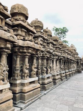 Kanchi Kailasanathar tapınağı Kancheepuram 'da. Pallava mimarisi tarzında M.S. 700 yılında Narasimhavarman-II tarafından inşa edilen en eski yapılardan biridir..