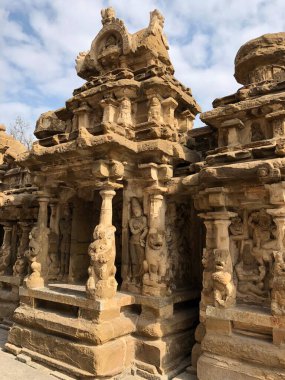 Kanchi Kailasanathar tapınağı Kancheepuram 'da. Pallava mimarisi tarzında M.S. 700 yılında Narasimhavarman-II tarafından inşa edilen en eski yapılardan biridir..